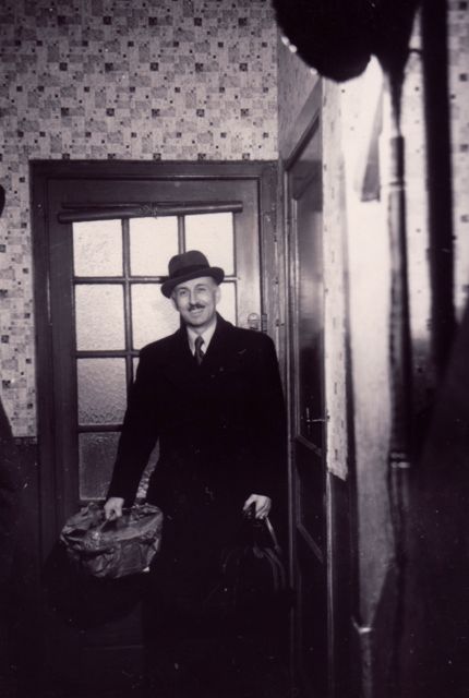 Moeder was niet blij toen vader arriveerde met een kookpot. Gedaan met alle dagen op restaurant gaan!